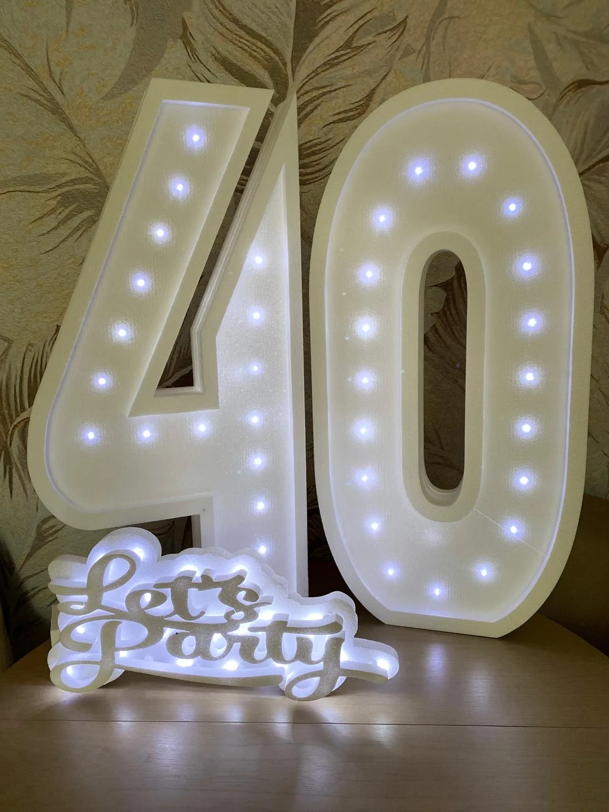 Svetleći broj 40 od stiropora sa natpisom „Let's Party“