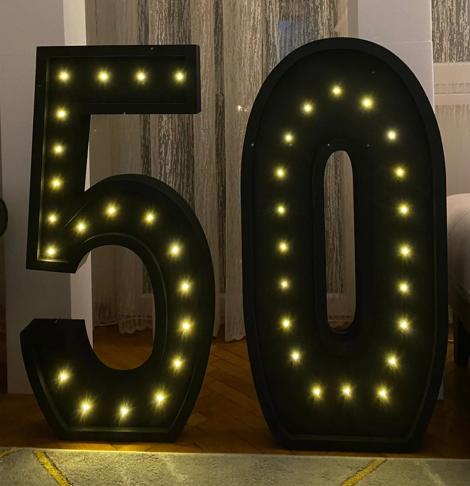 Crni svetleći broj 50 od stiropora sa toplim sijalicama
