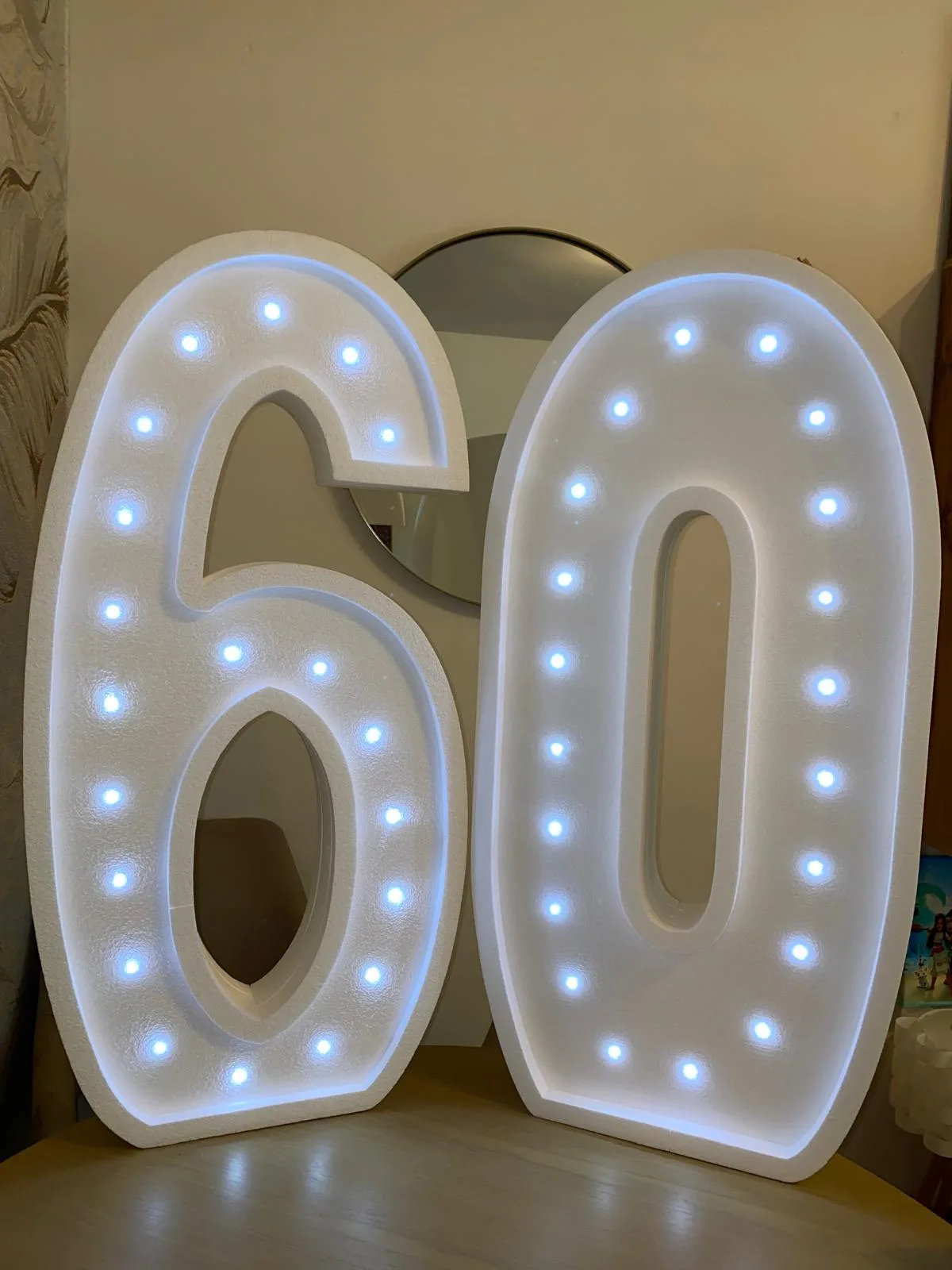 Beli svetleći broj 60 od stiropora sa hladnim belim LED lampicama