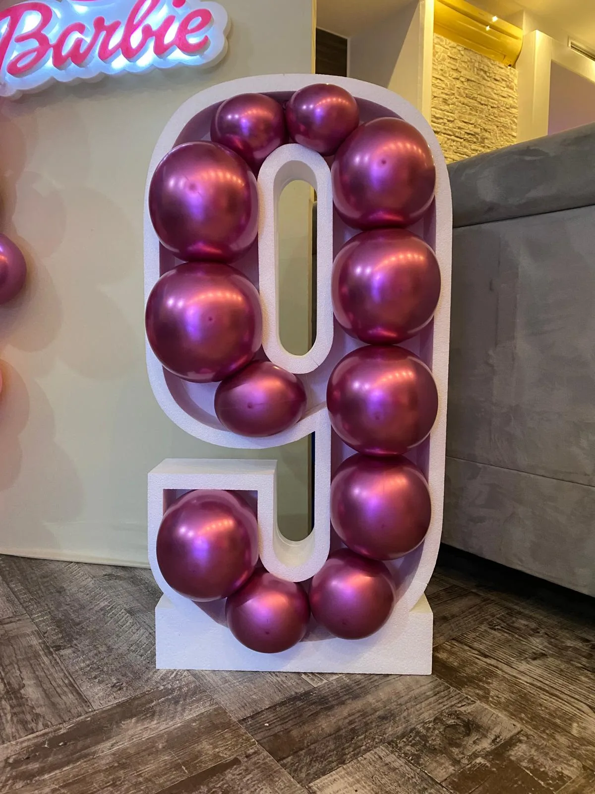 Broj 9 od stiropora ispunjen balonima, za rođendan sa Barbie temom