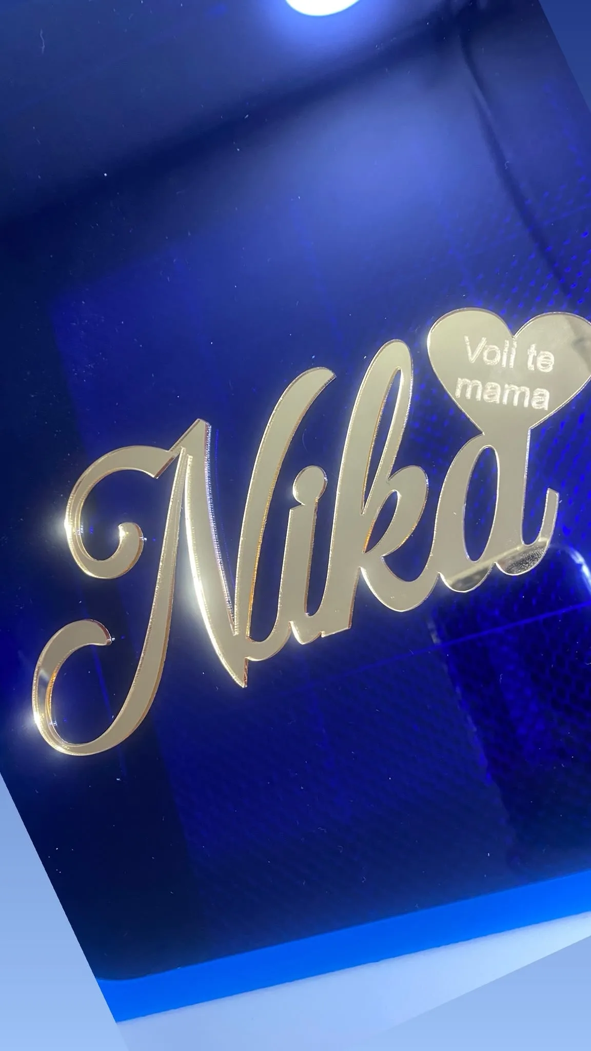 Ime „Nika“ sa srcem i porukom „Voli te mama“