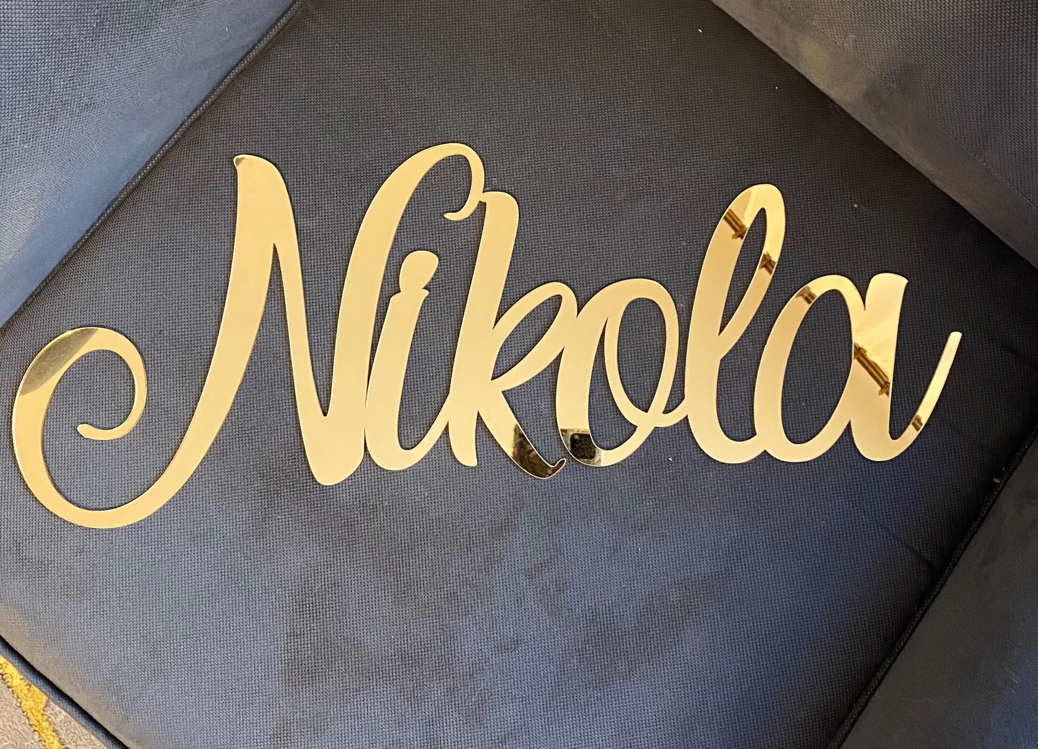 Ime „Nikola“ od zlatnog pleksiglasa