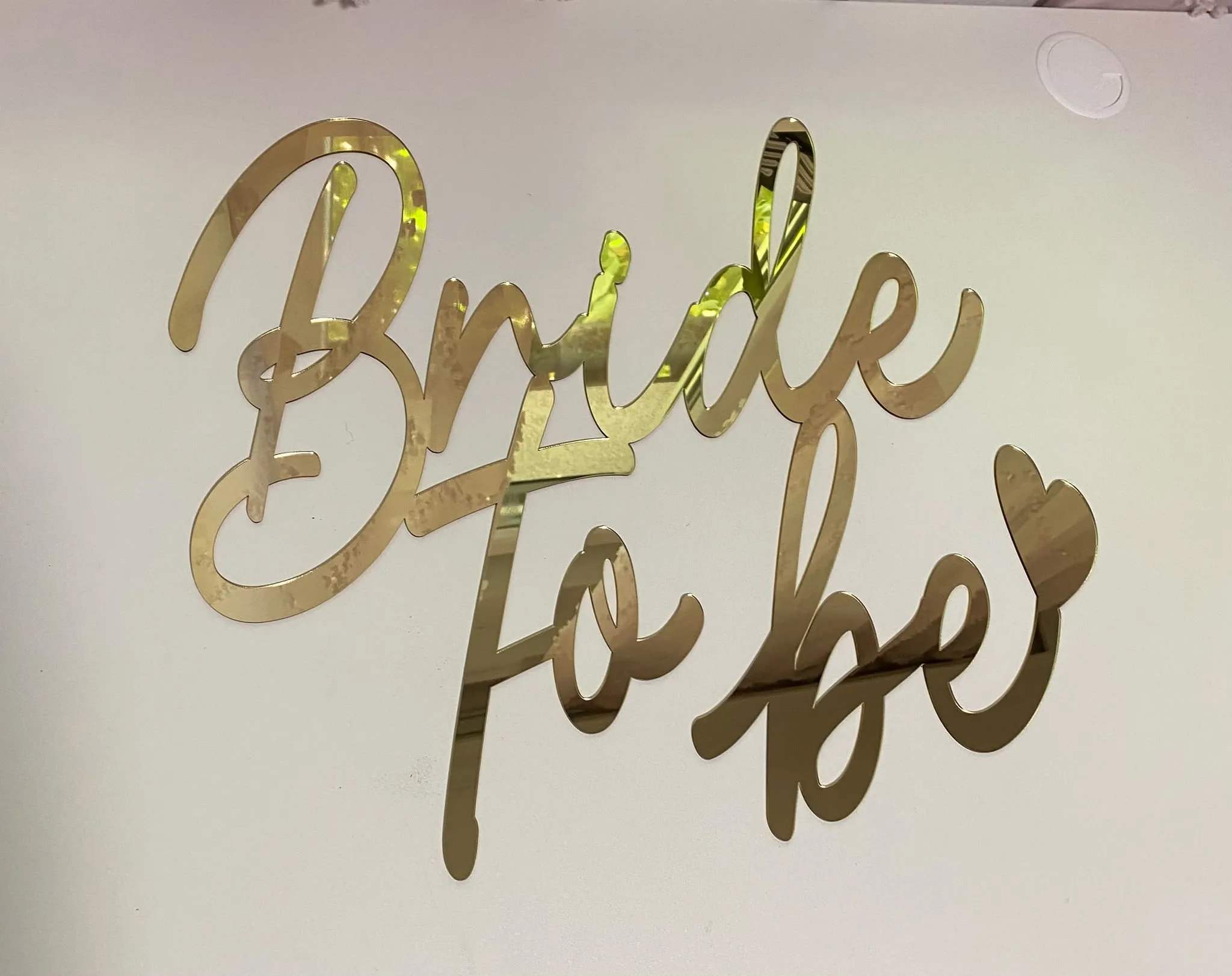 Natpis „Bride to be“ od zlatnog pleksiglasa za devojačko veče