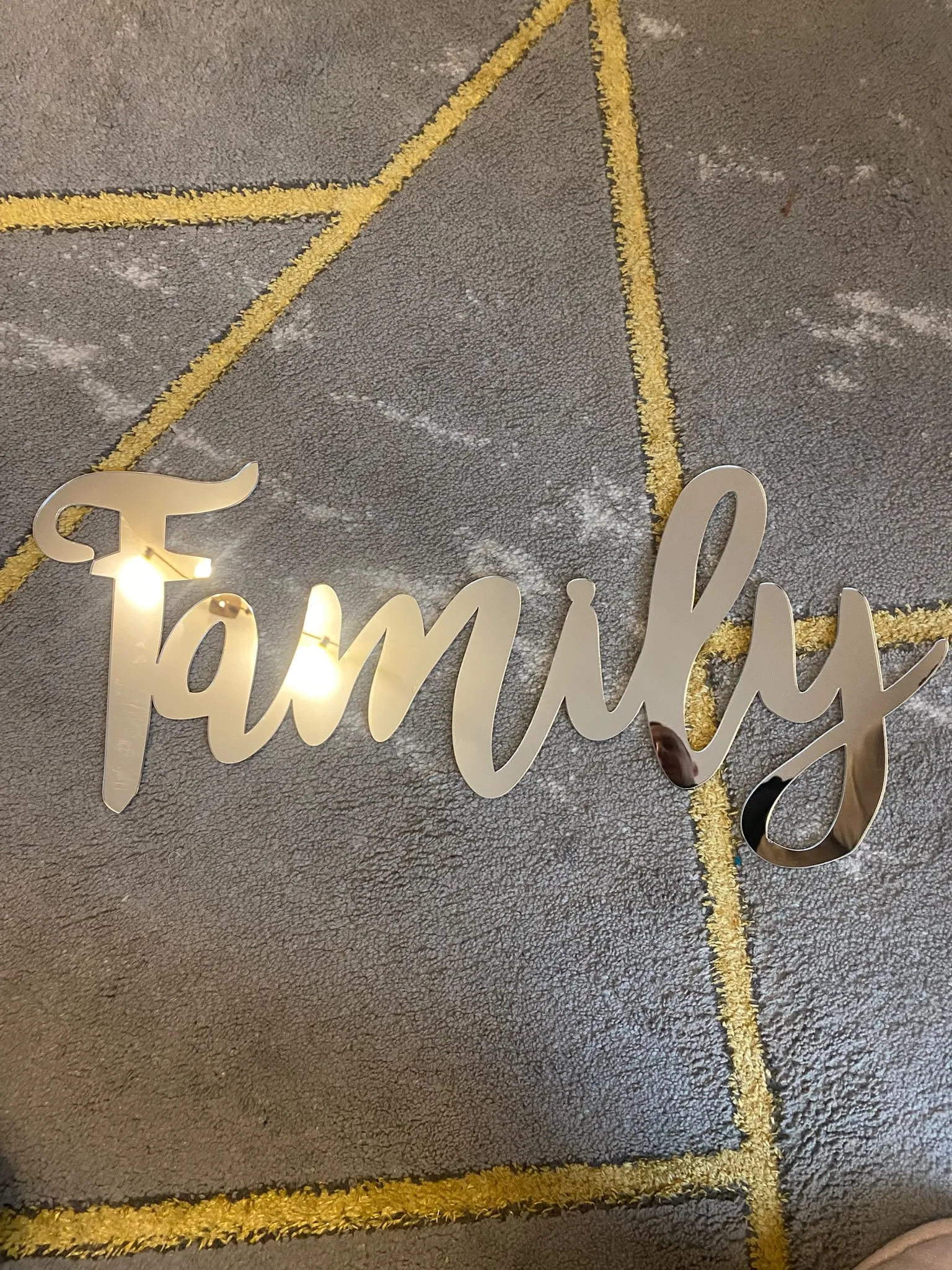 Natpis „Family“ od zlatnog pleksiglasa za dom