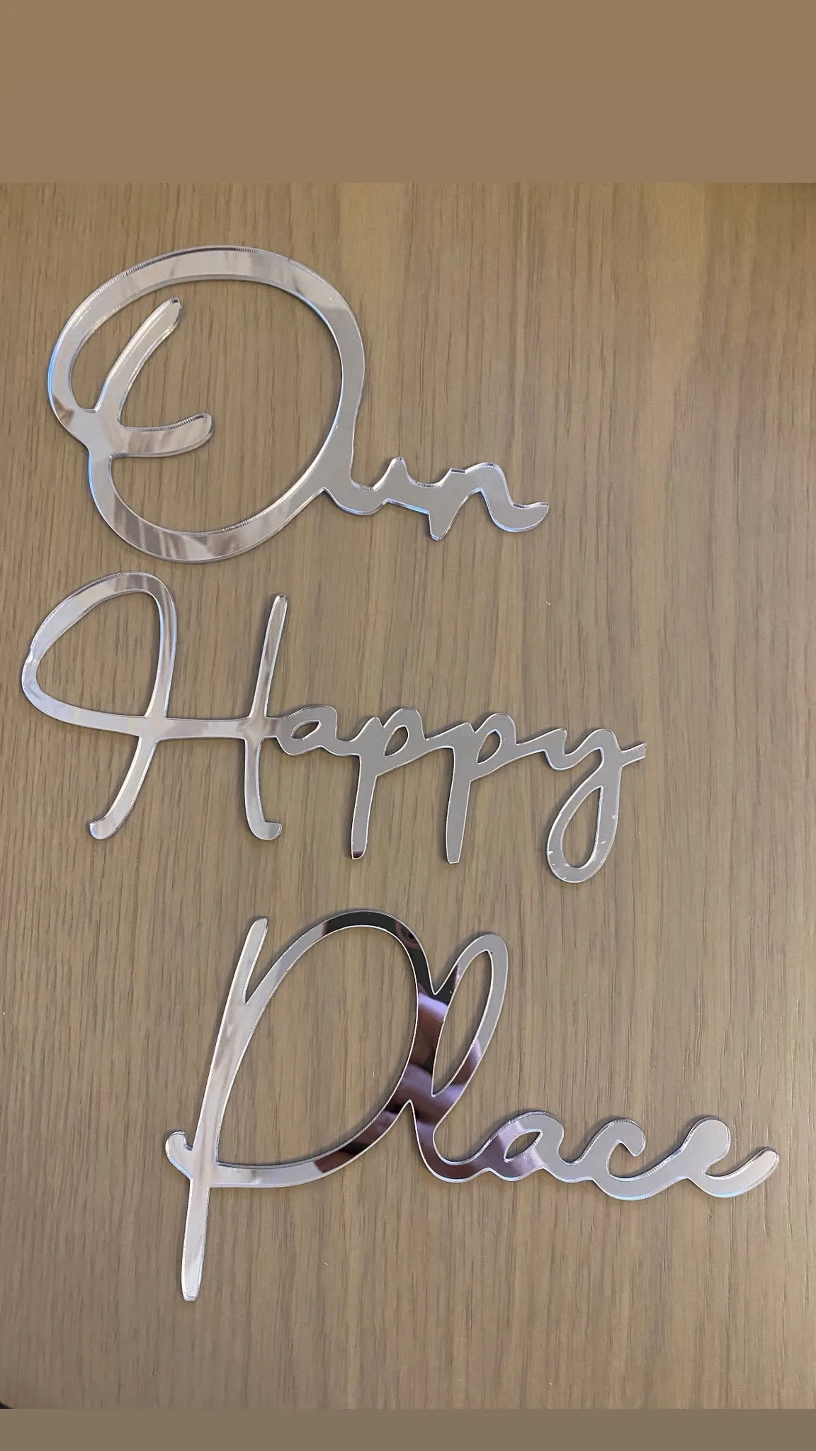 Natpis „Our Happy Place“ od srebrnog pleksiglasa za zid