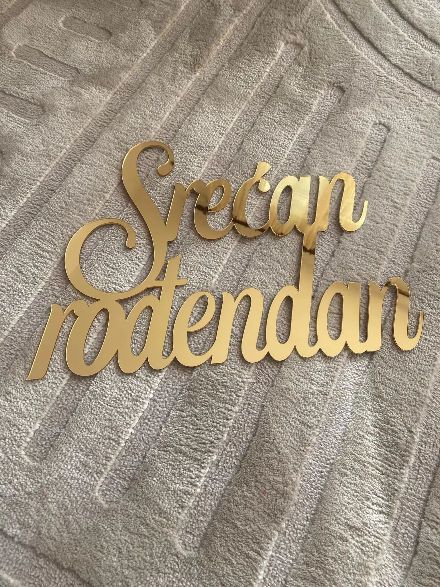 Natpis „Srećan rođendan“ od zlatnog pleksiglasa