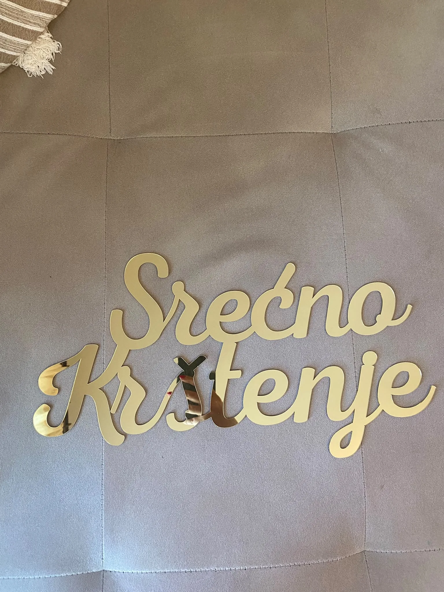 Natpis „Srećno krštenje“ od zlatnog pleksiglasa