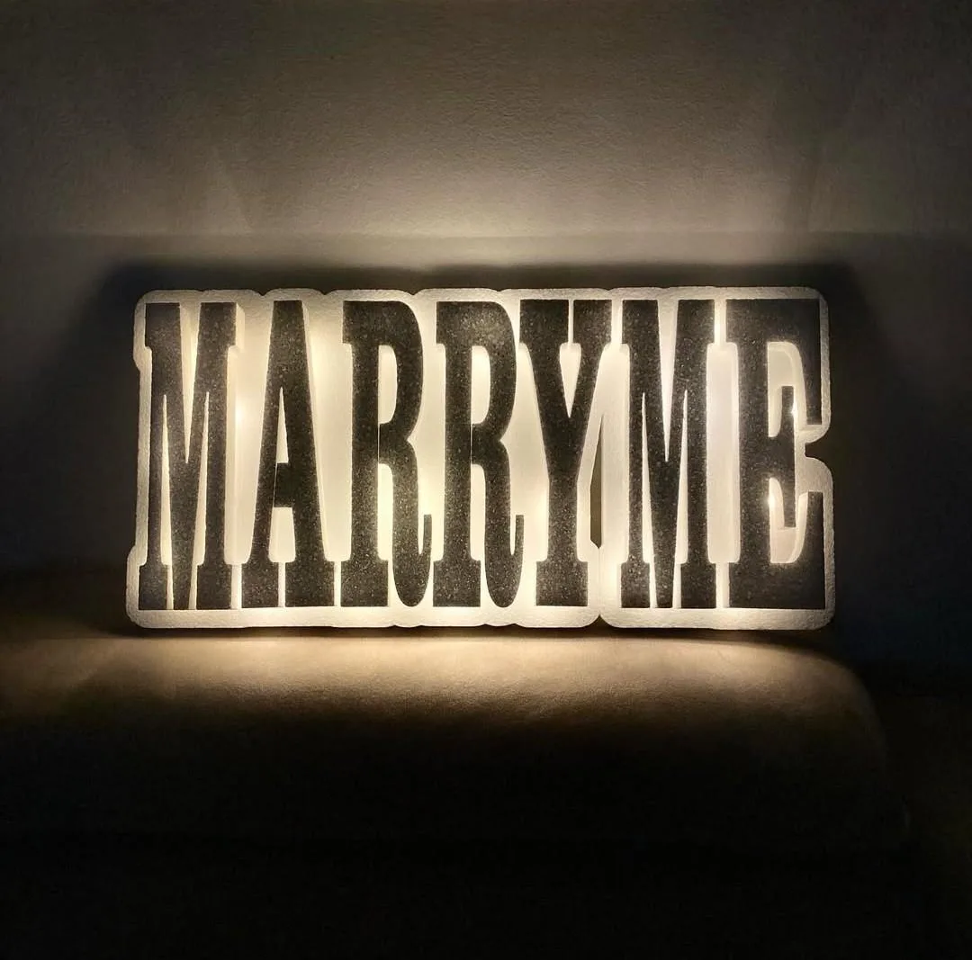Osvetljeni natpis „Marry me“ od stiropora za prosidbu