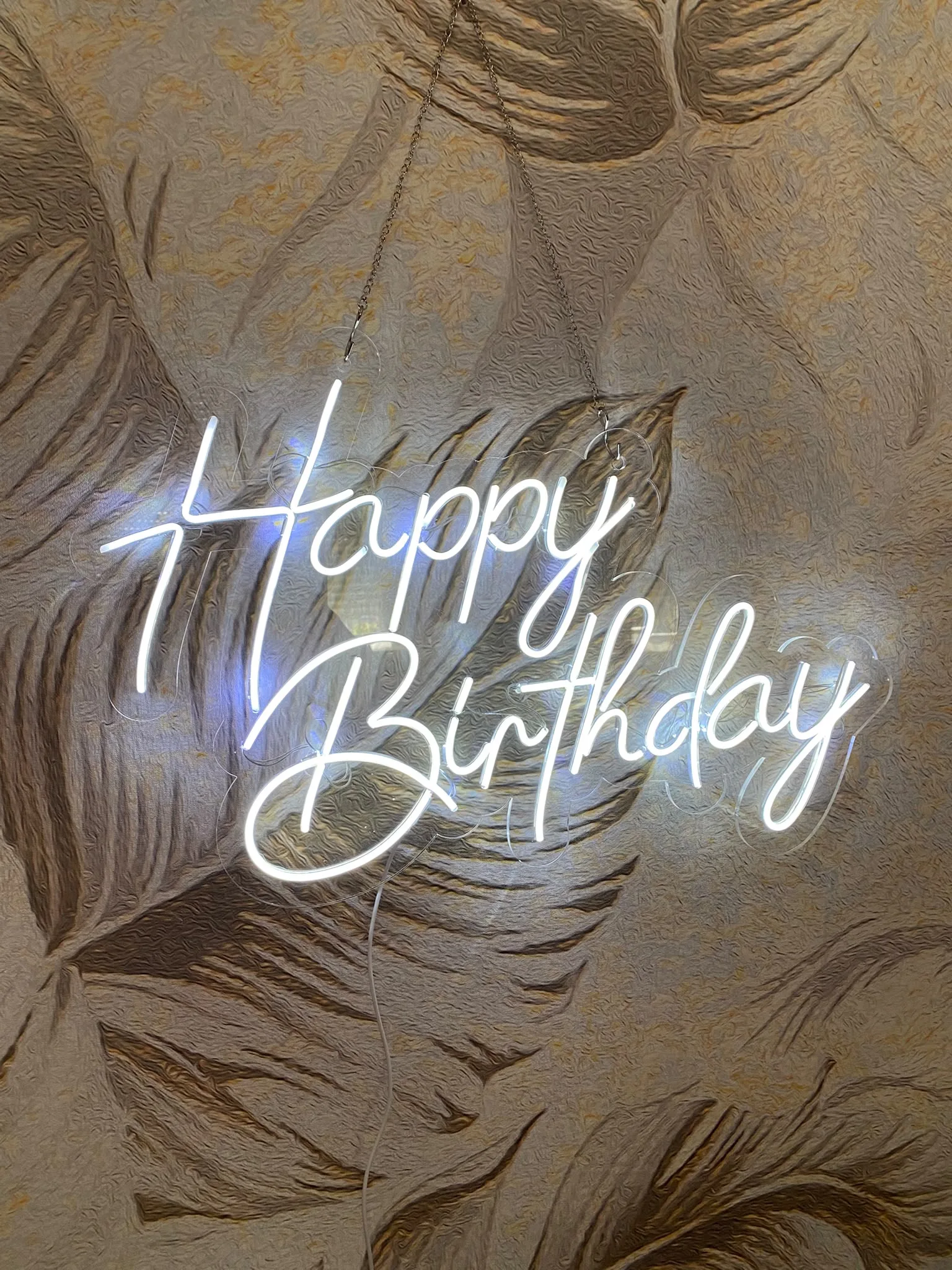 Neonski natpis „Happy Birthday“ u hladnom belom svetlu - isti natpis, druga boja