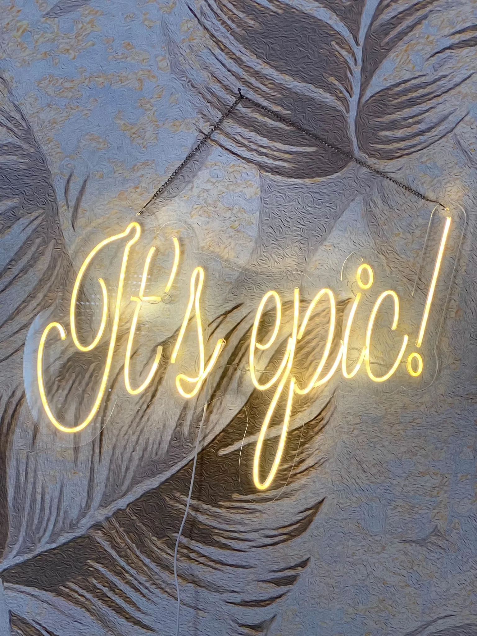 Neonski natpis „It's epic!“ u toplom belom svetlu