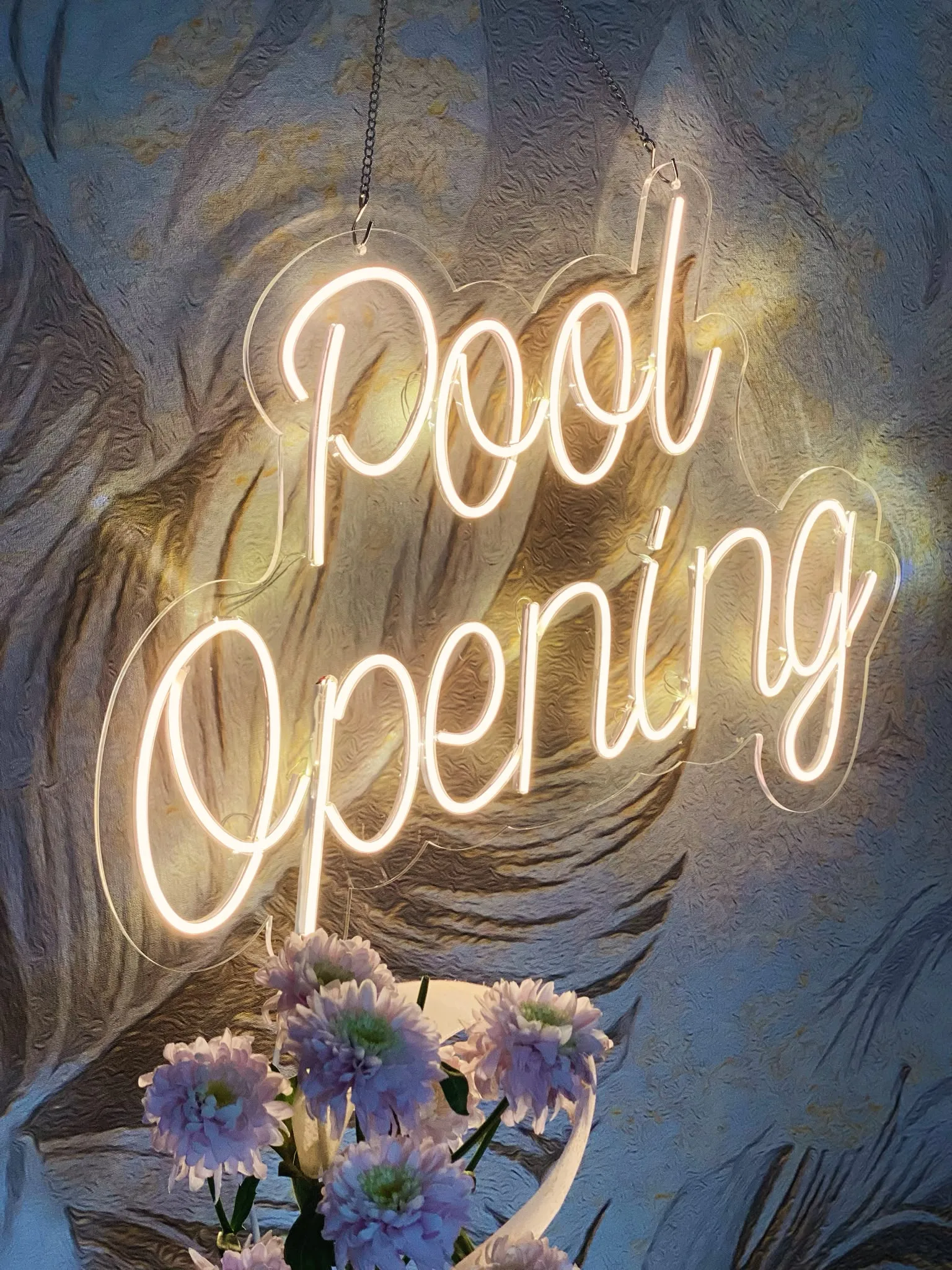 Neonski natpis „Pool Opening“ za otvaranje bazena