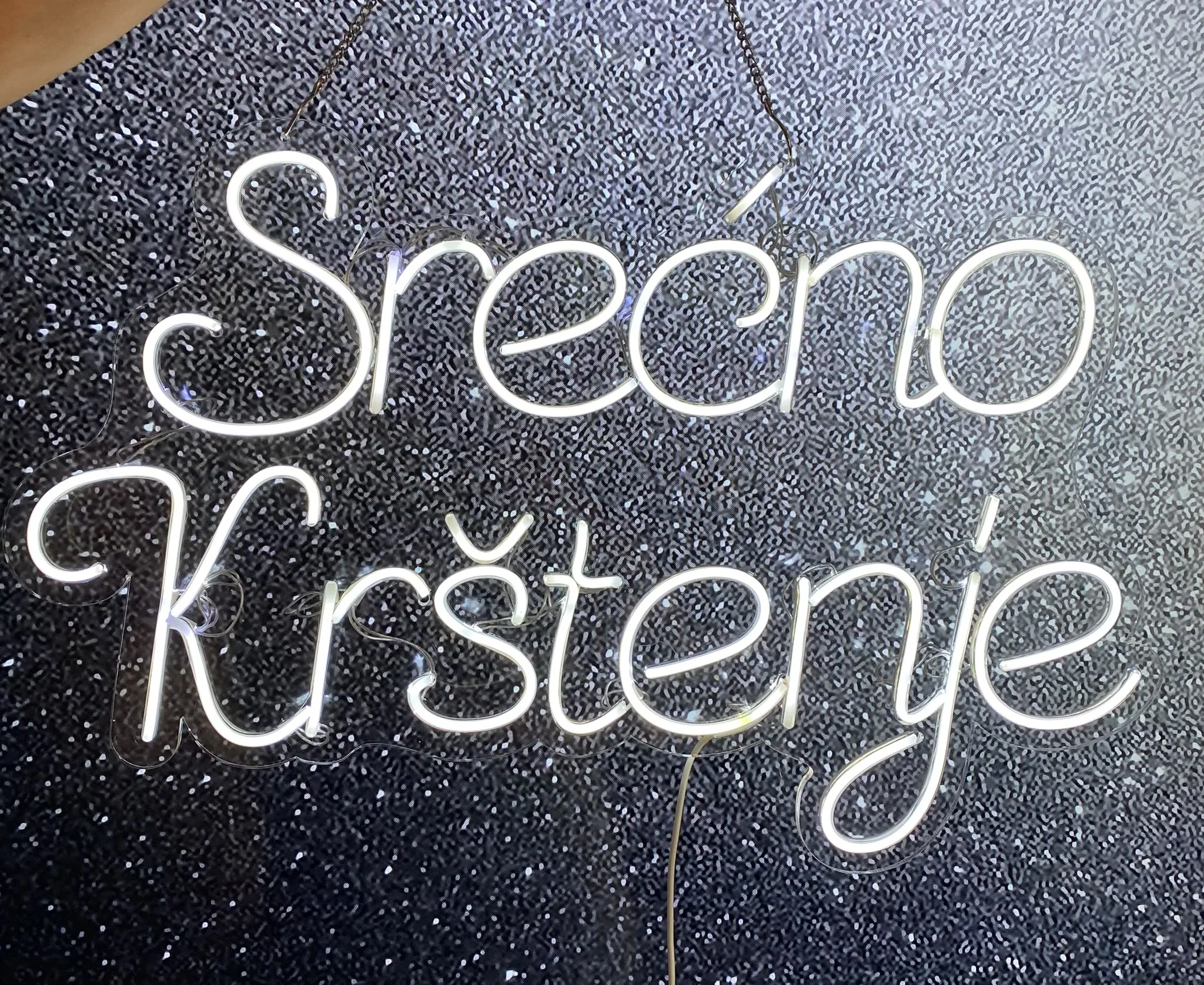 Neonski natpis „Srećno krštenje“ na providnom pleksiglasu
