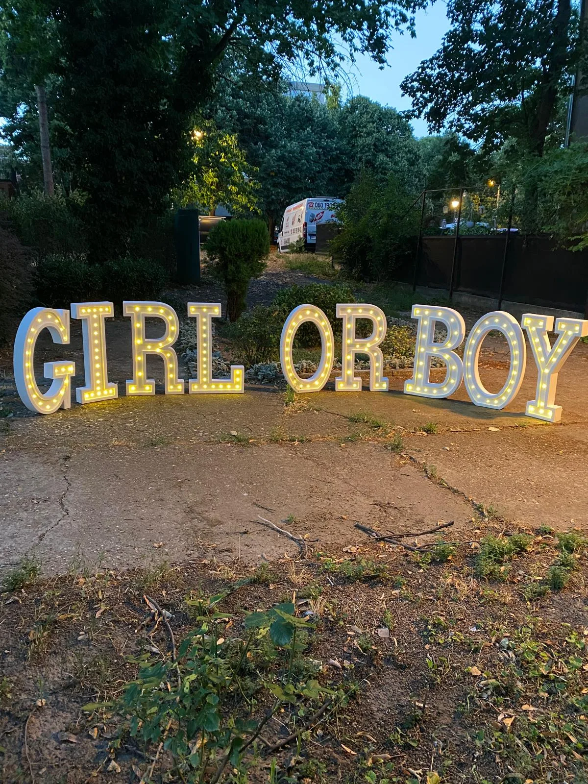 Svetleća slova „GIRL OR BOY“ od stiropora, za otkrivanje pola bebe