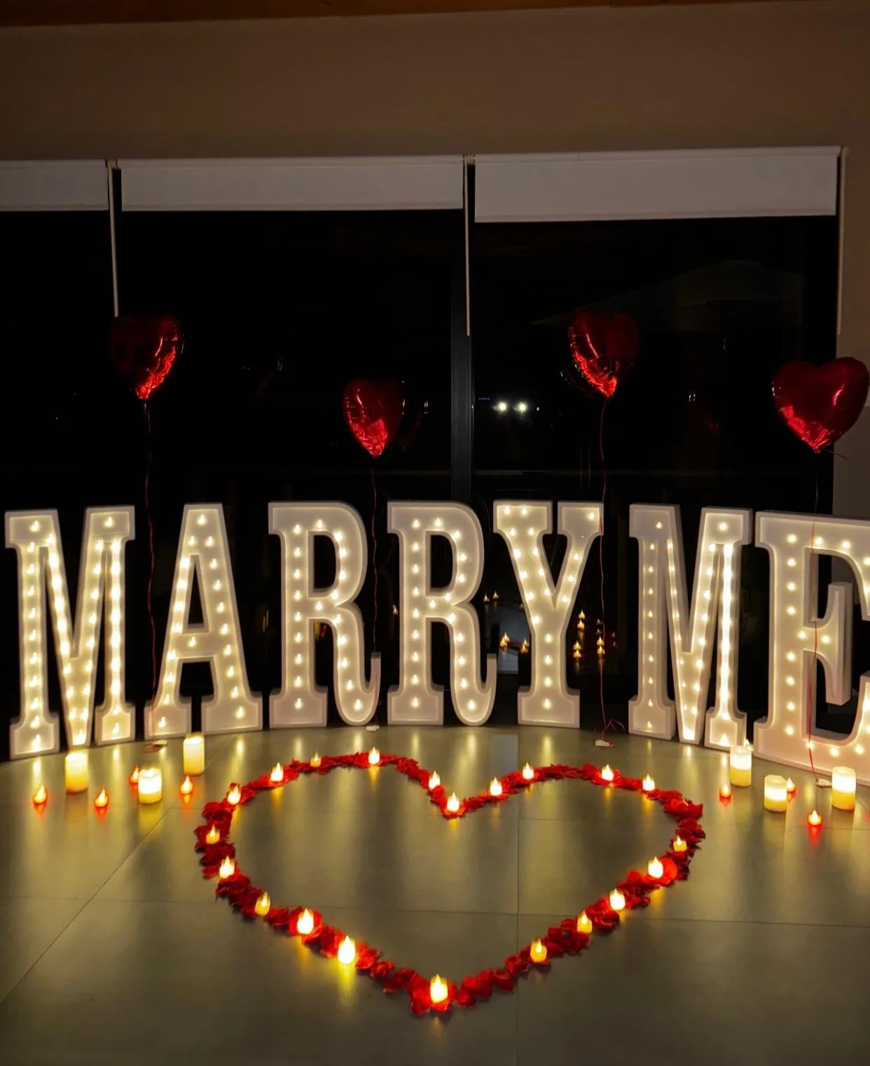 Svetleća slova „MARRY ME“ od stiropora sa sijalicama, za prosidbu