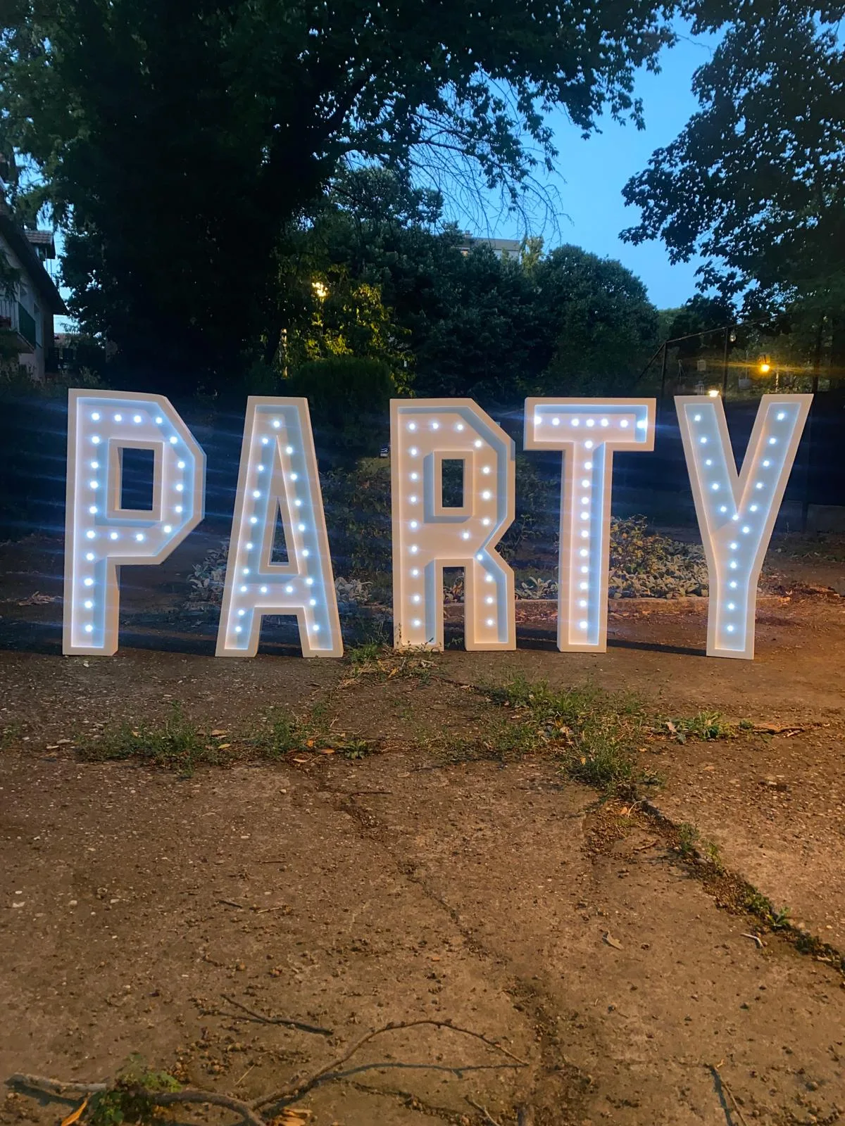 Svetleća slova „PARTY“ od stiropora sa sijalicama