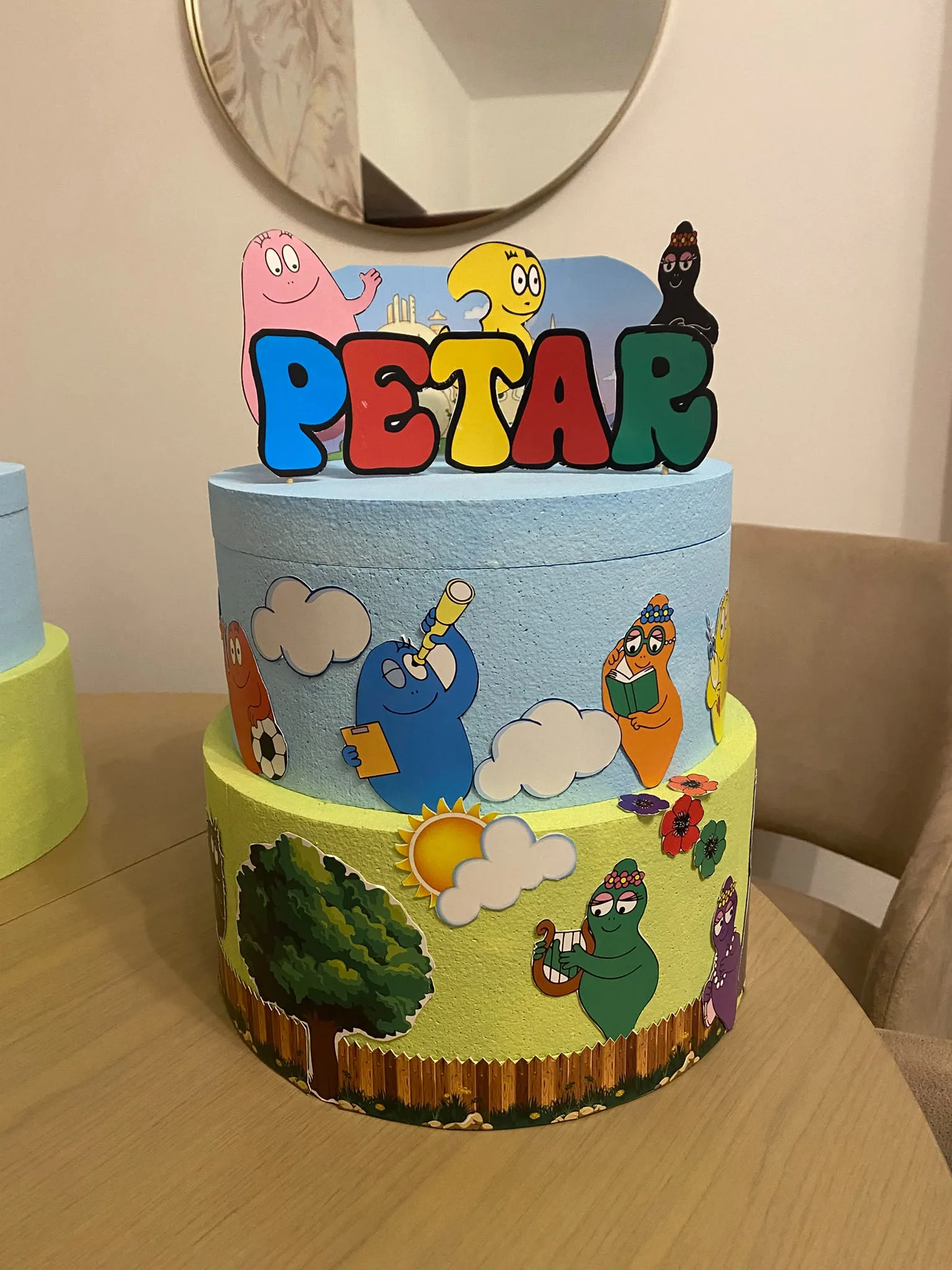 Torta od stiropora sa Barbapapa junacima i imenom „Petar“