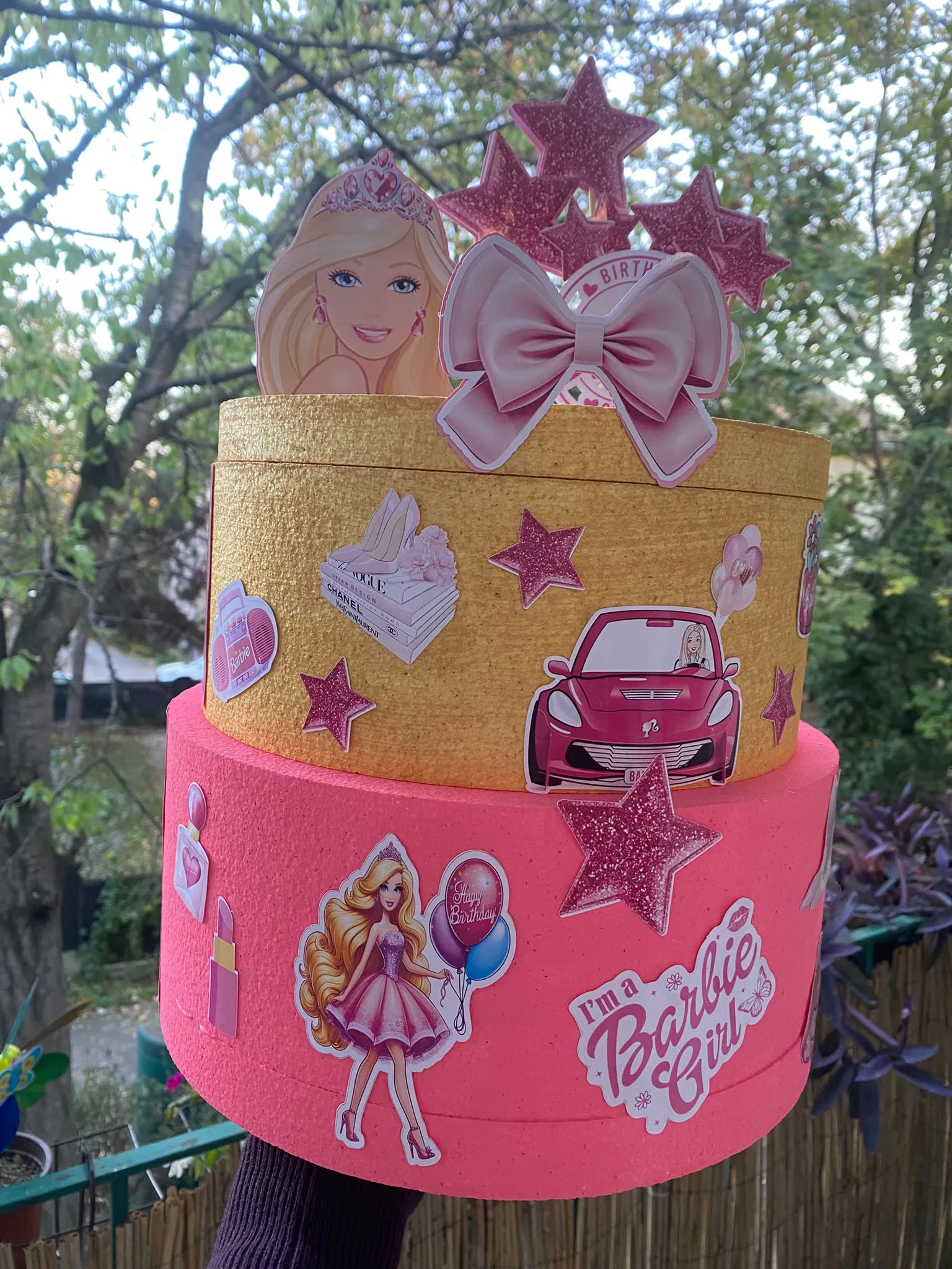 Torta od stiropora sa Barbie temom, zvezdicama i mašnom
