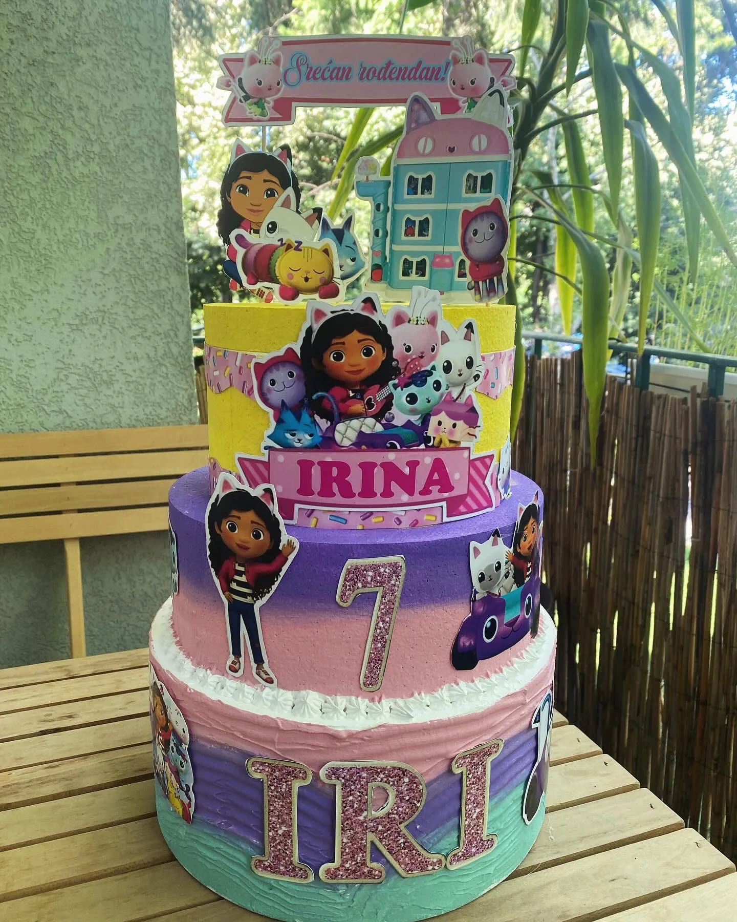 Torta od stiropora na tri sprata sa temom Gabby's Dollhouse, imenom „Irina“ i brojem 7
