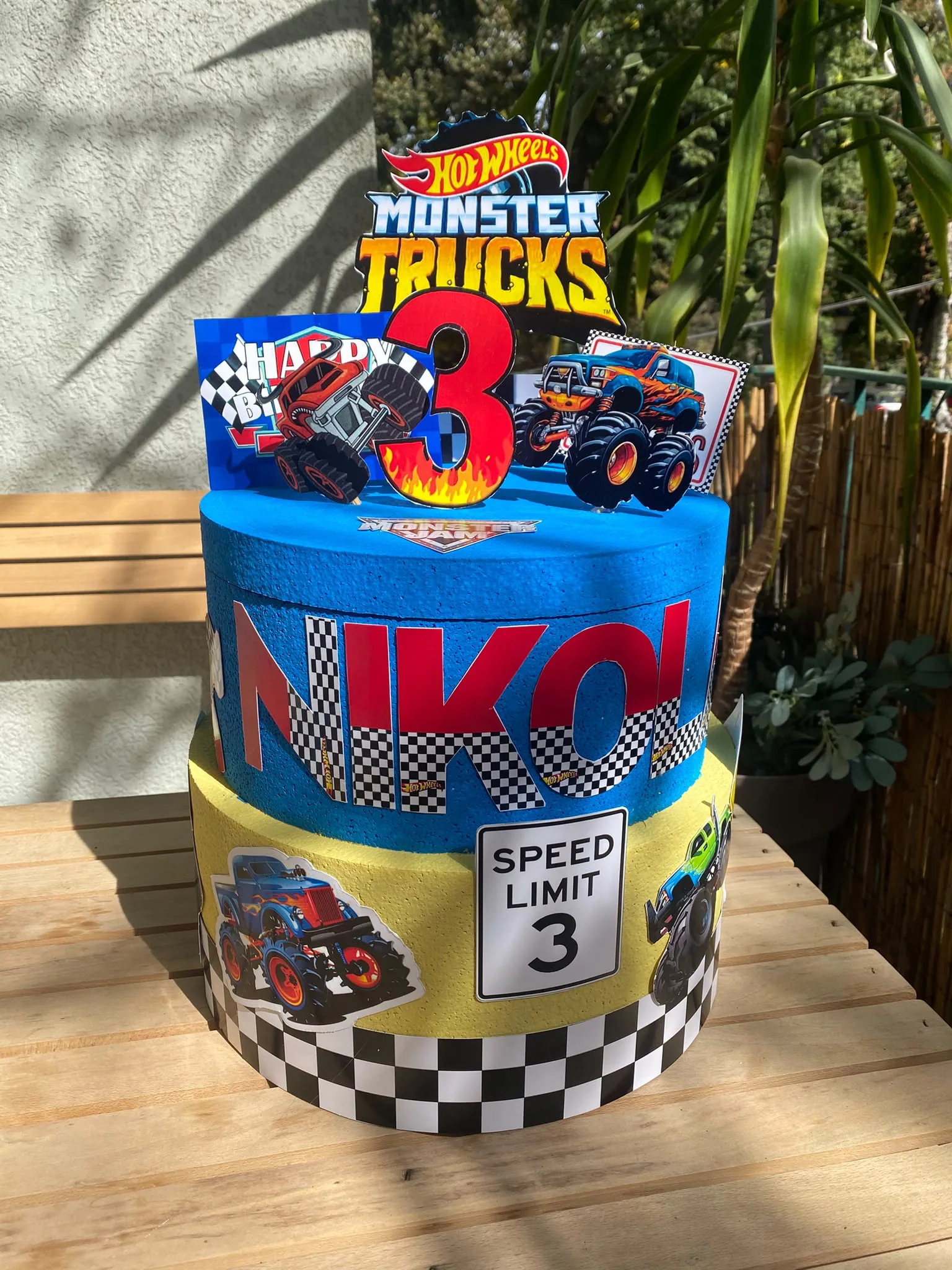 Torta od stiropora sa temom Monster Trucks i brojem 3
