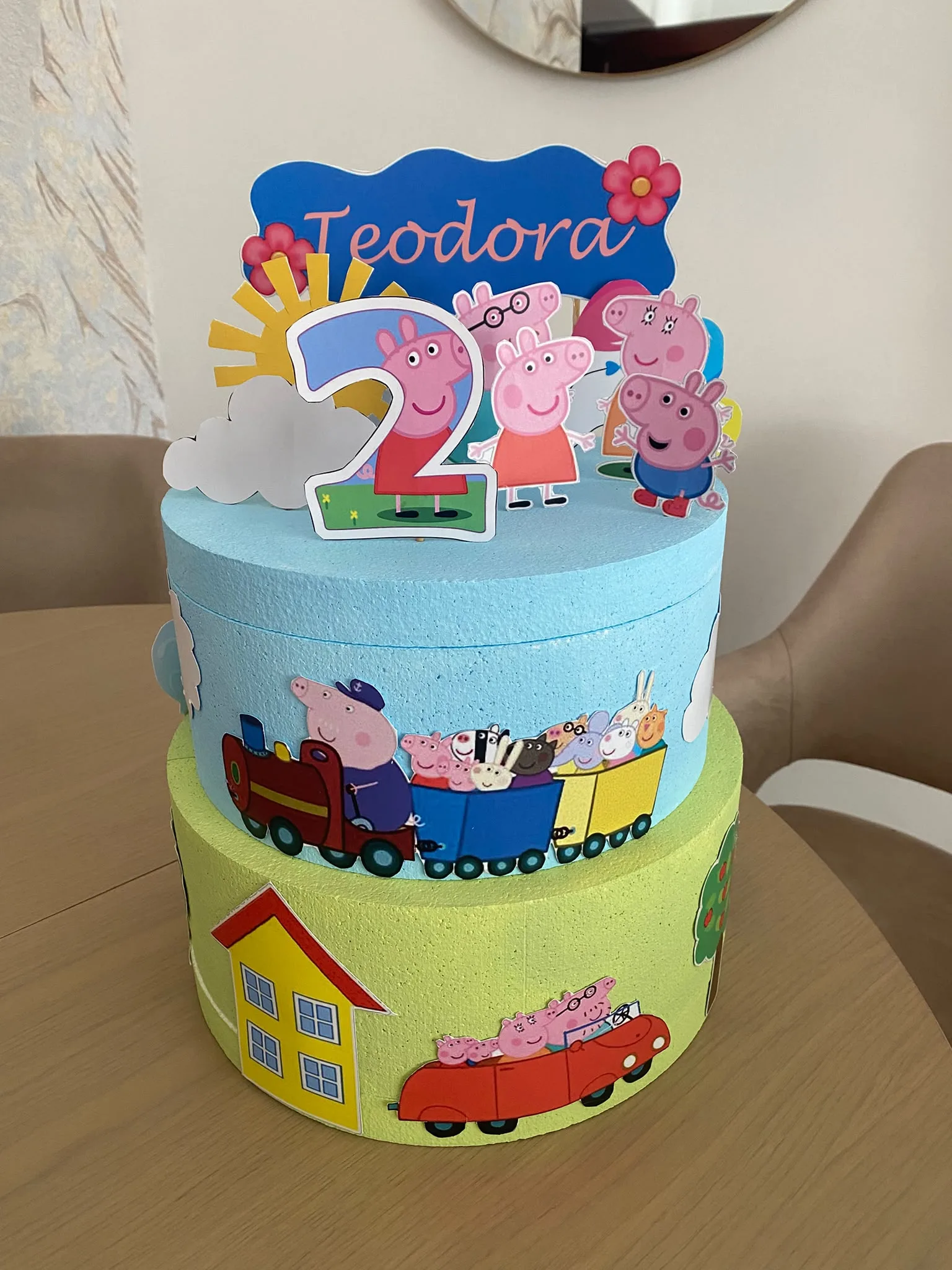 Torta od stiropora sa temom Pepa Prase, imenom „Teodora“ i brojem 2