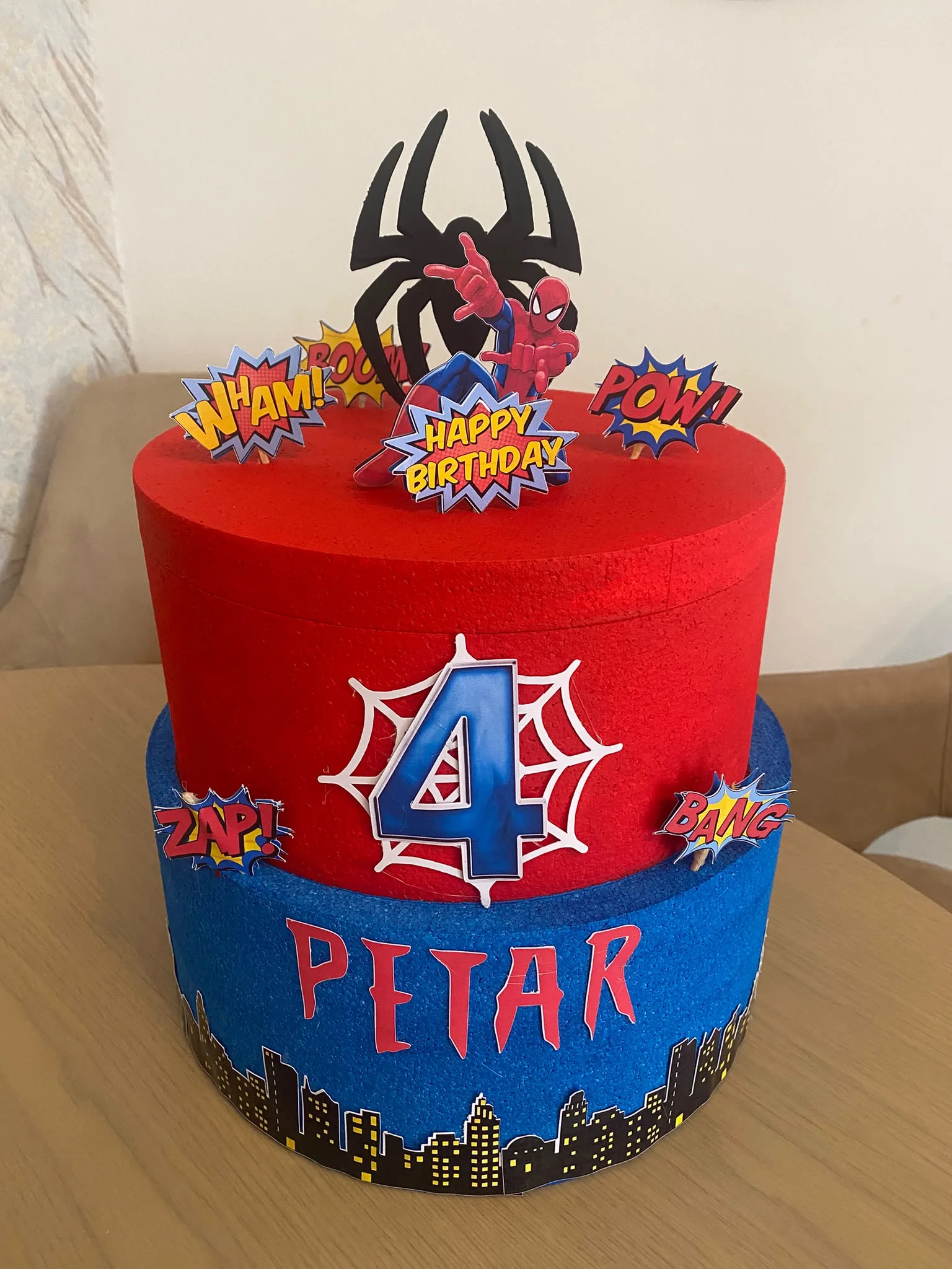 Torta od stiropora sa temom Spajdermena, imenom „Petar“ i brojem 4