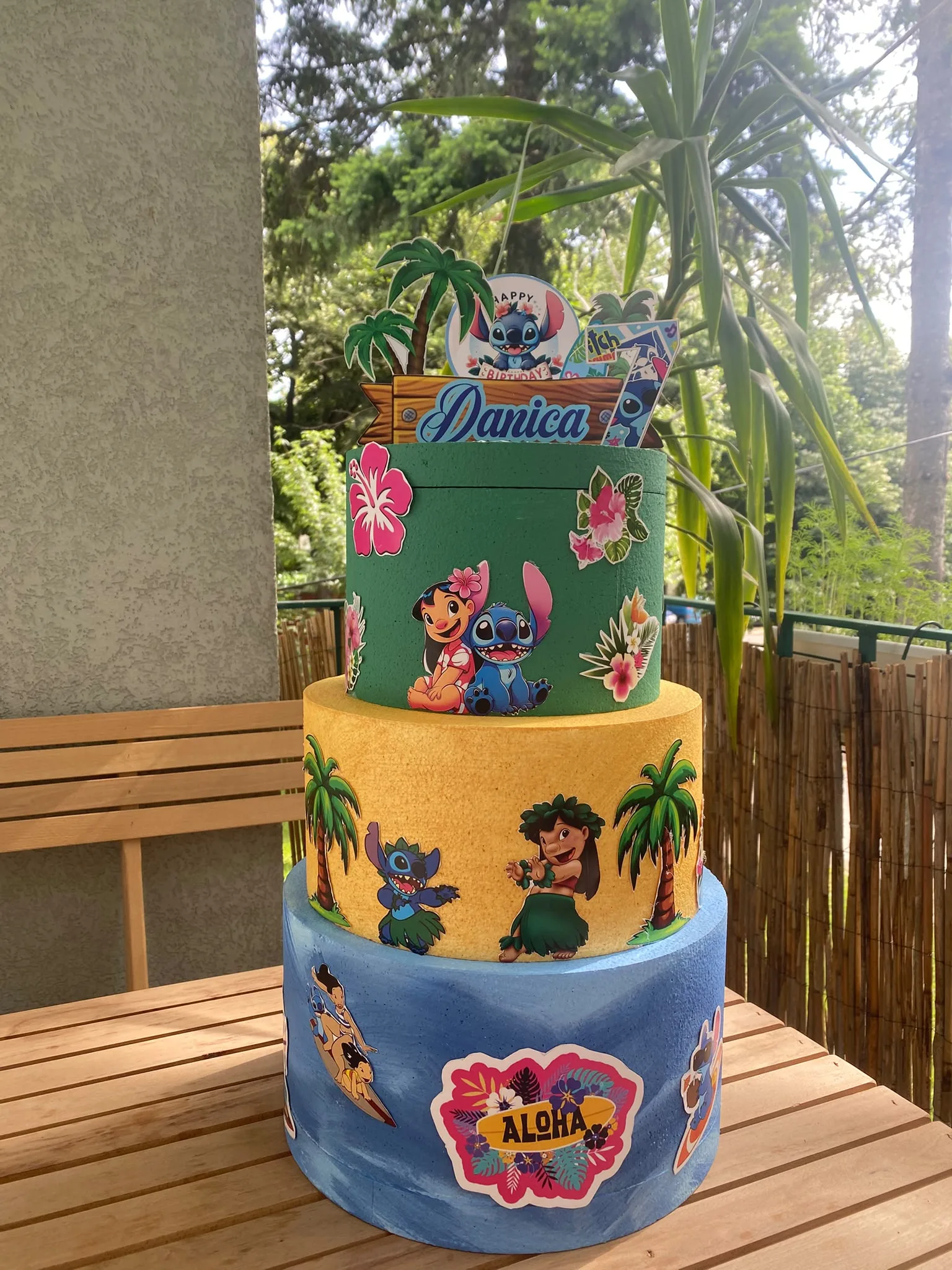 Torta od stiropora na tri sprata sa temom Lilo i Stič i imenom „Danica“