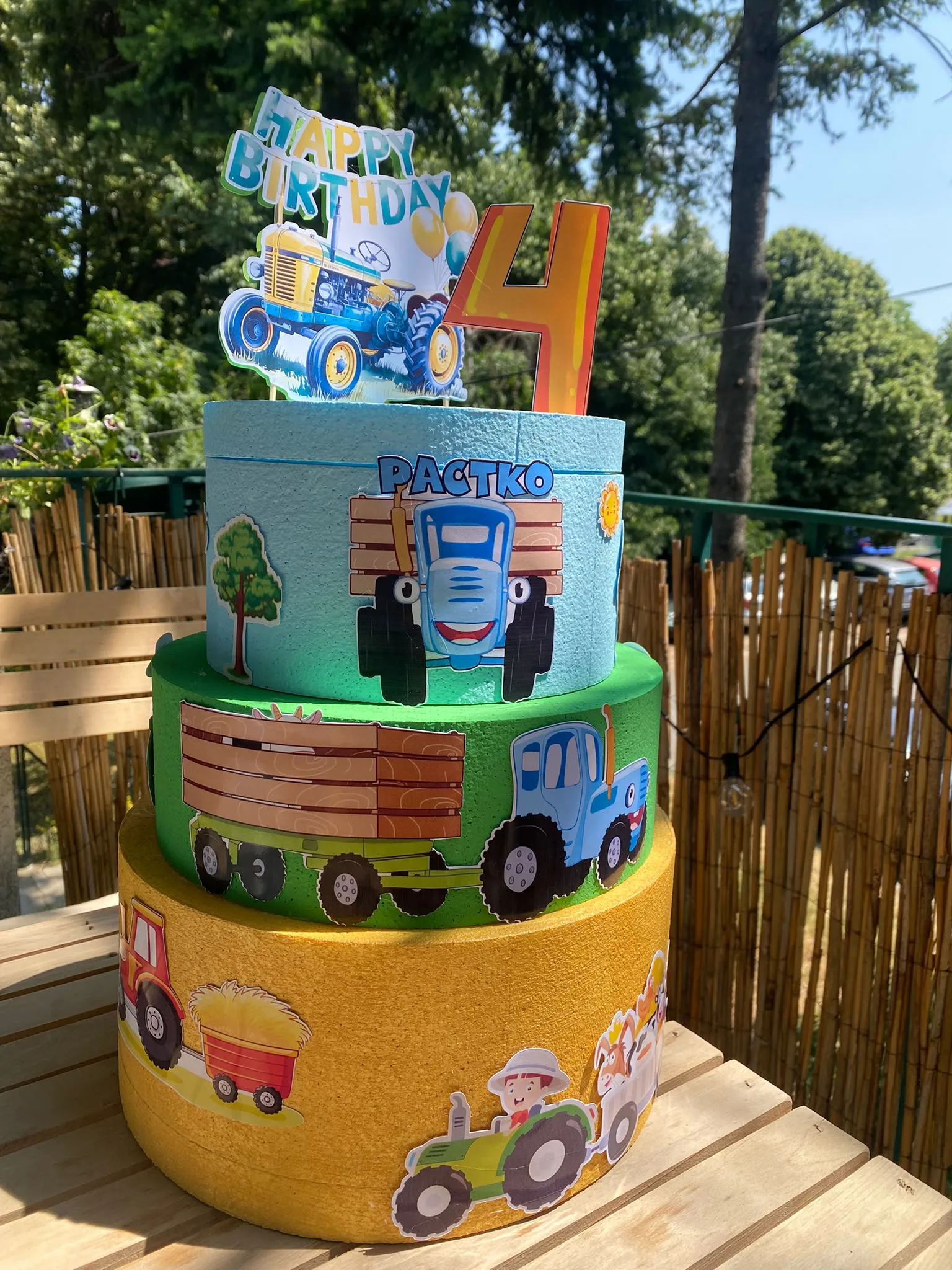Torta od stiropora na tri sprata sa traktorima i brojem 4